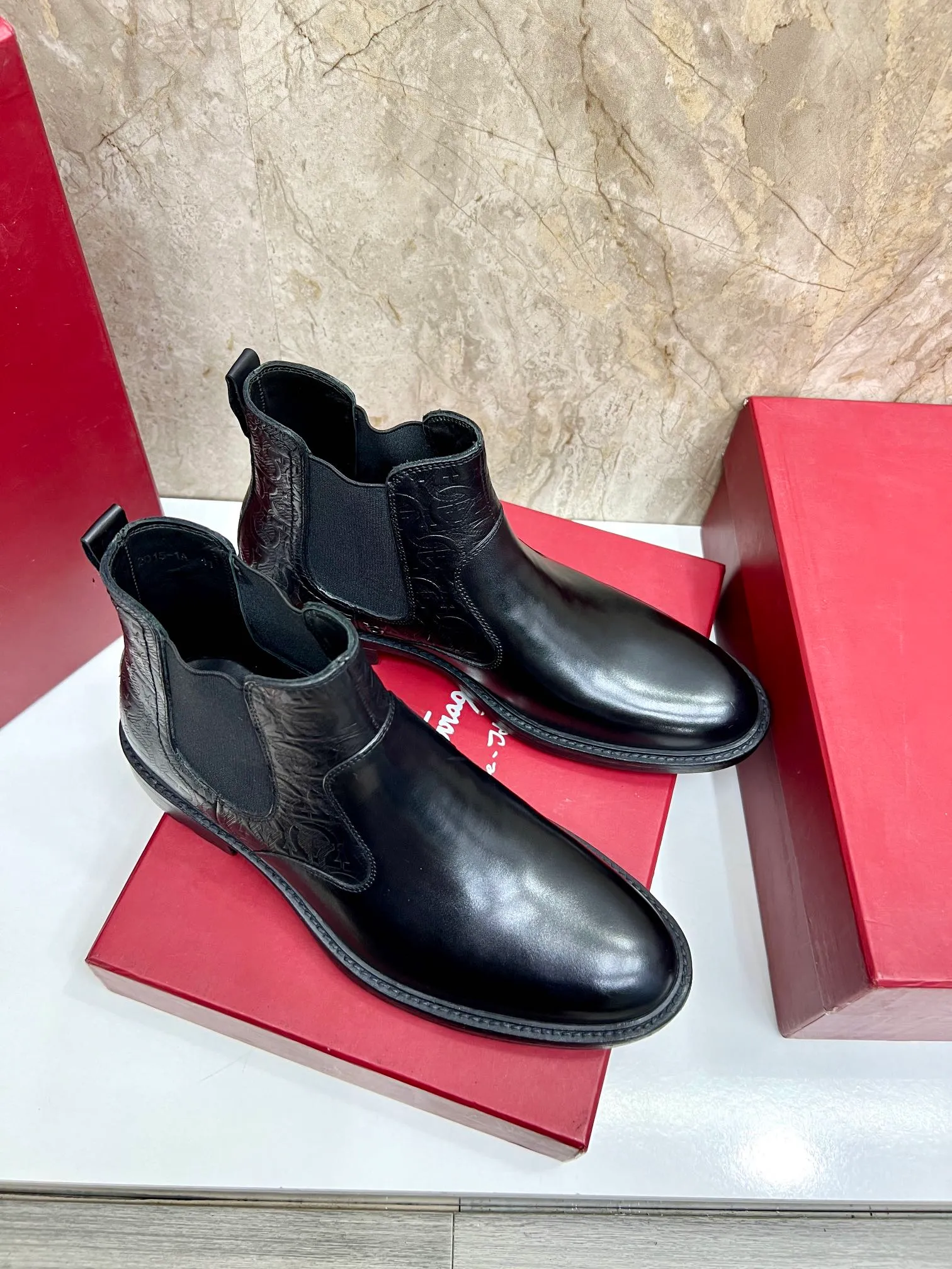 Original order quality: Men's shoes 💰700 Brand: Ferragamo (Ferragamo) One size larger: Men's size 38-44 (45 customized) Grade: Same style as the official website High-end men's shoes Material: Original cowhide, cowhide lining, original outsole Style category: Chelsea men's boots Fashion trend Color: Actual picture